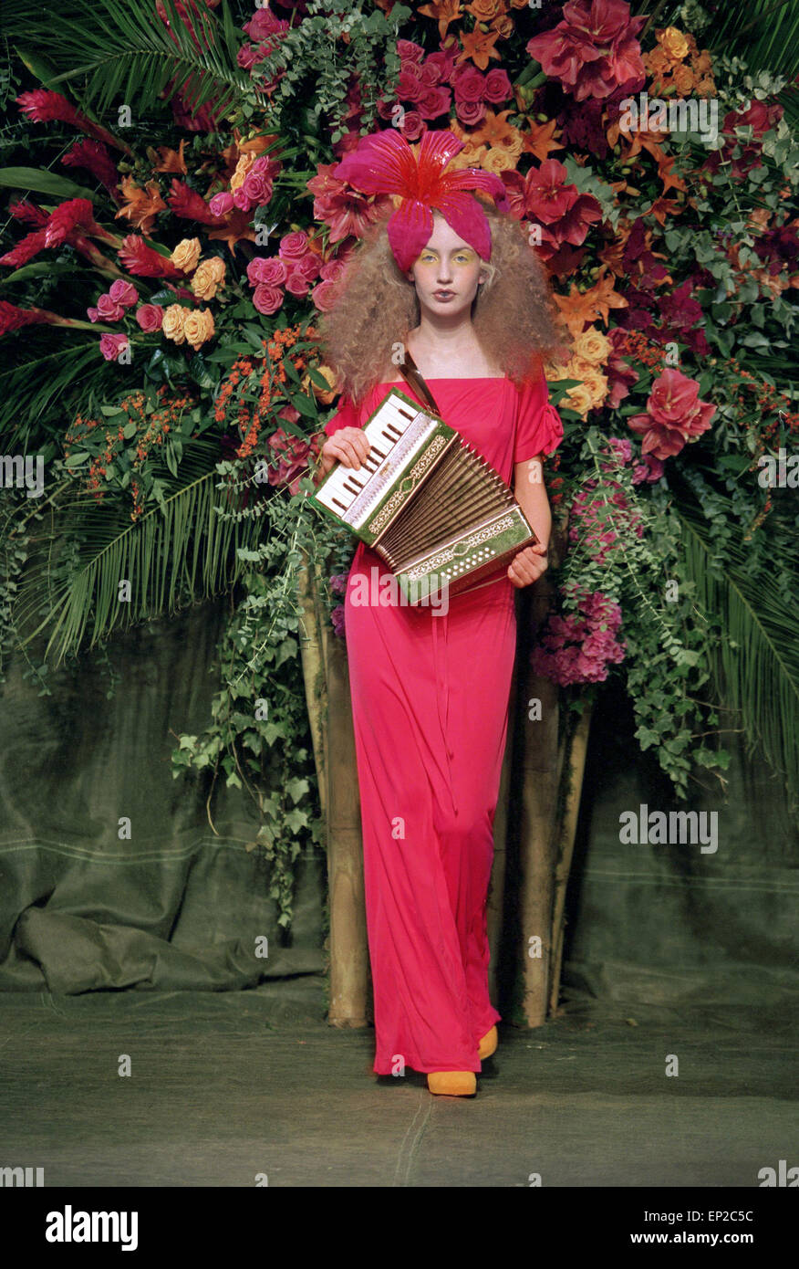 Elizabeth Jagger, daughter of Mick Jagger and Jerry Hall, wearing a hot fuchsia pink dress with an oversized orchid in her hair as she makes her London catwalk debut at the Vivienne Westwood Red Label show for London Fashion Week. 27th September 1998. Stock Photo