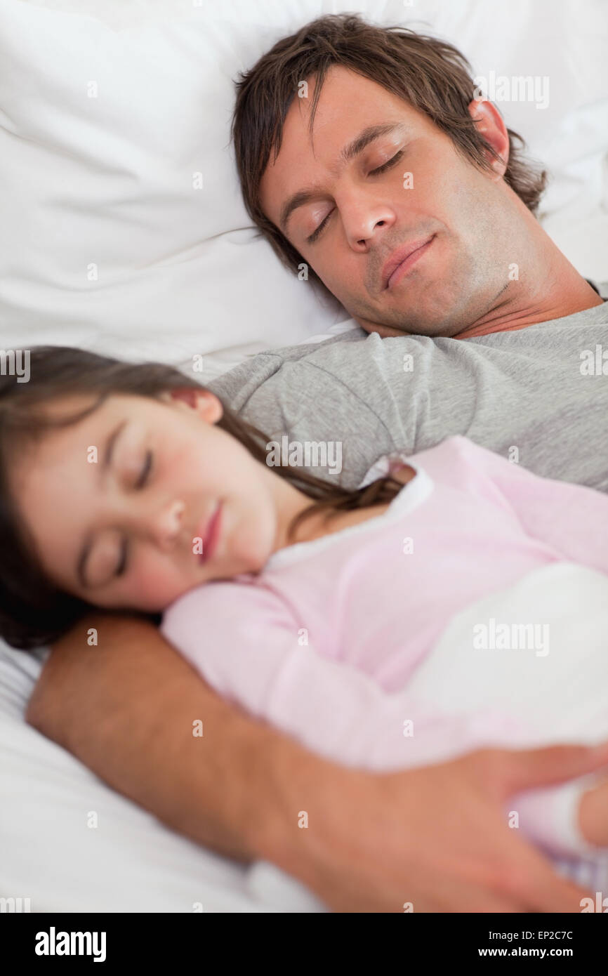 Увидел спящую дочку. Папа лежит на дочери. Папа с дочкой спят в обнимку. Девочка с папой в постели.