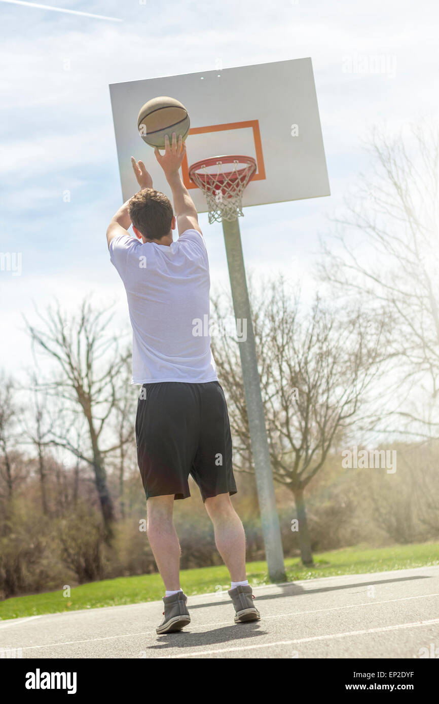 Shooting from free throw line hires stock photography and images Alamy