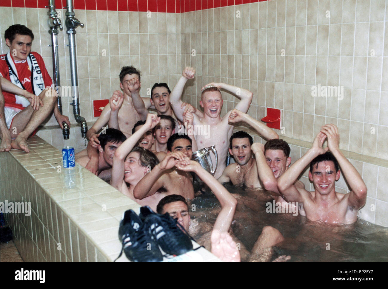 manchester-united-youth-team-celebrate-in-the-bath-with-the-fa-youth-EP2FY7.jpg