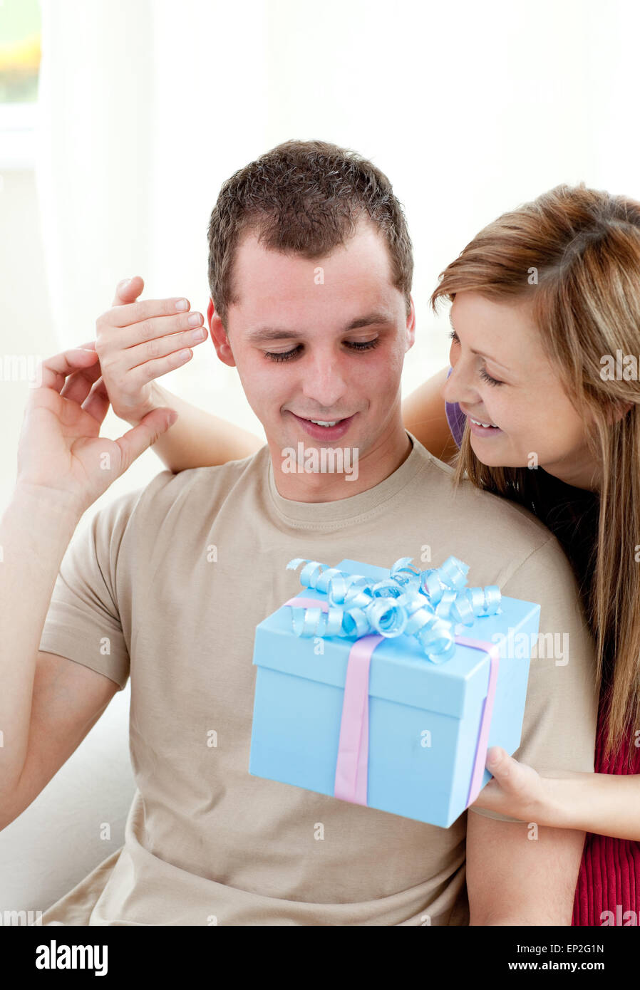 фотосессия дарение подарка. дарит подарки всем картинка офис. дарим подарки. Give him present. женщина радуется подарку.