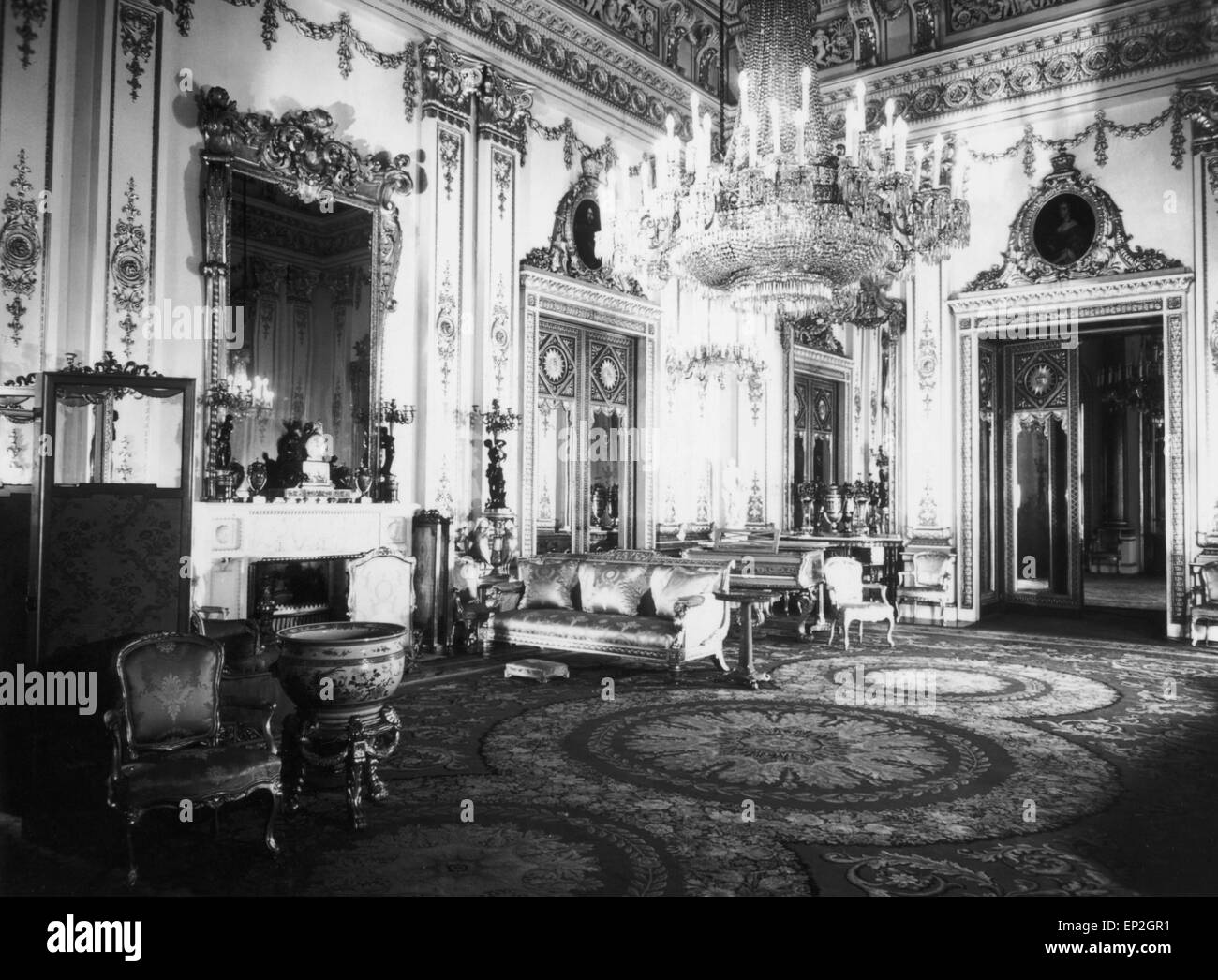 Interior view of Buckingham Palace showing the White Drawing Room, circa 1960. Stock Photo