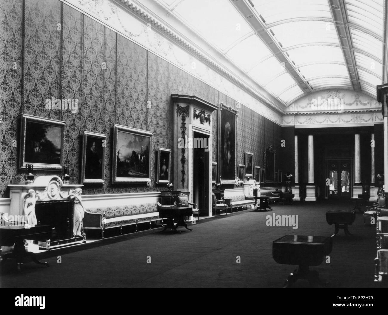 Interior view of Buckingham Palace showing the Long Gallery. Circa 1960. Stock Photo