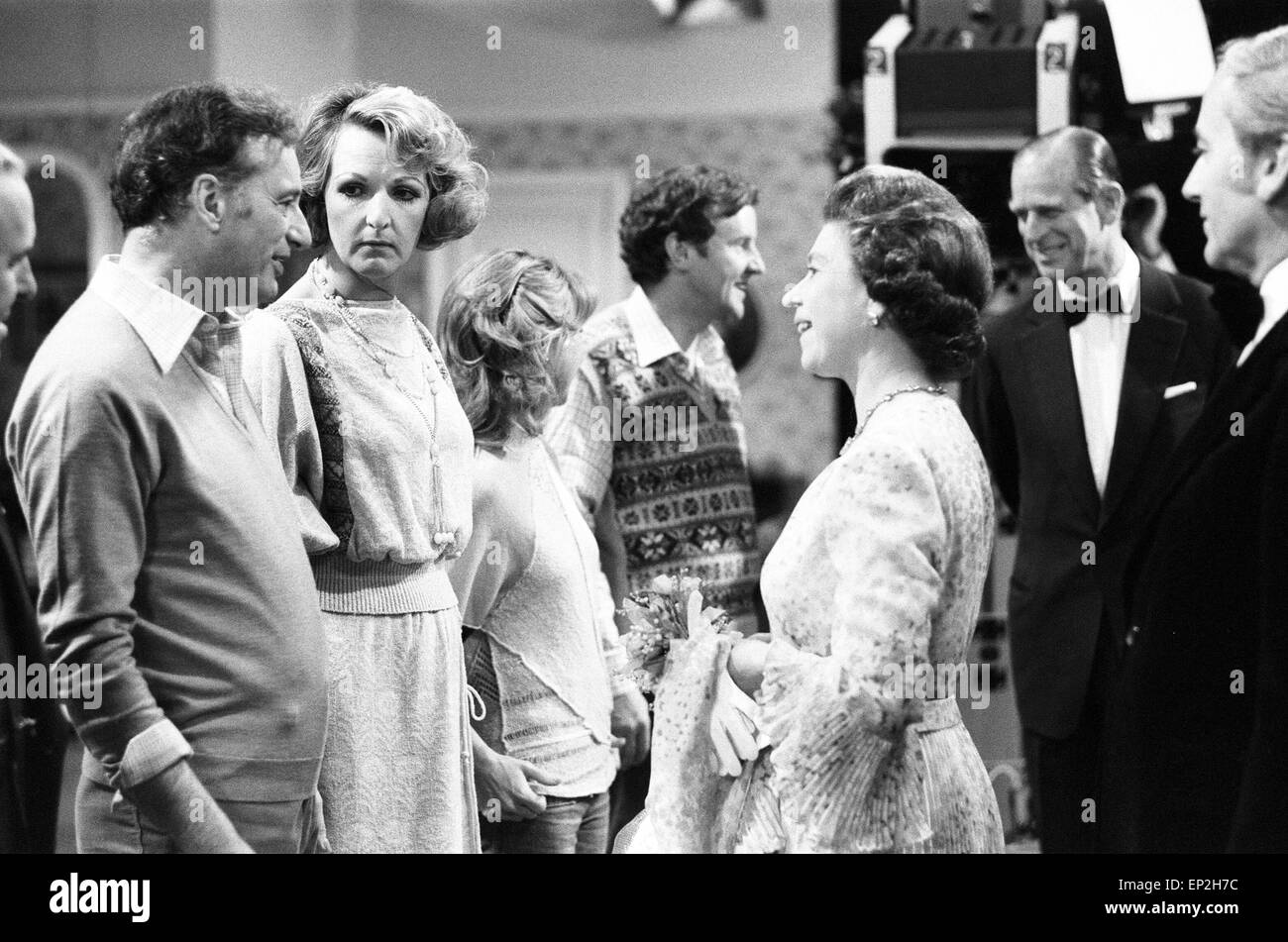 The Queen visits cast and crew on the set of BBC TV Series 'The Good Life', at Television Centre, 8th June 1978. The Good Life comedy team of Felicity Kendal, Richard Briers, Paul Eddington and Penelope Keith, took fitness as the theme for the royal shoe, in which Jerry decides he is not fit enough. Cast : Felicity Kendal plays Barbara Good. Richard Briers plays Tom Good. Paul Eddington plays Jeremy Leadbetter. Penelope Keith plays Barbara Good. Stock Photo