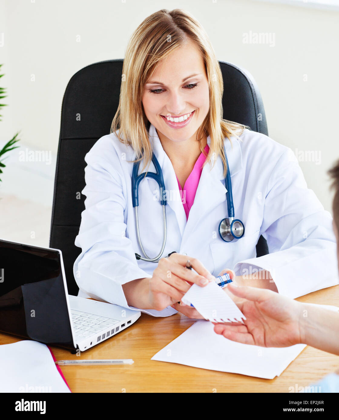 Реабилитация после онкологии. Patient reviews. Послеоперационный пациент. Медицинские учреждения. Строгая женщина врач.
