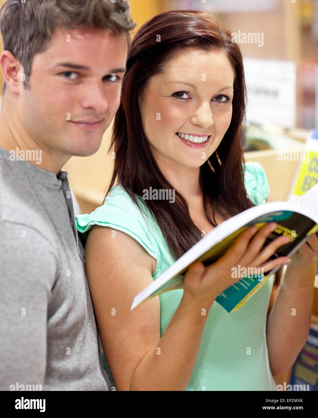 Мужчина и женщина вместе. Книга сердце. Парочка и книги. Пара книг страница. Парень с книгой на природе.