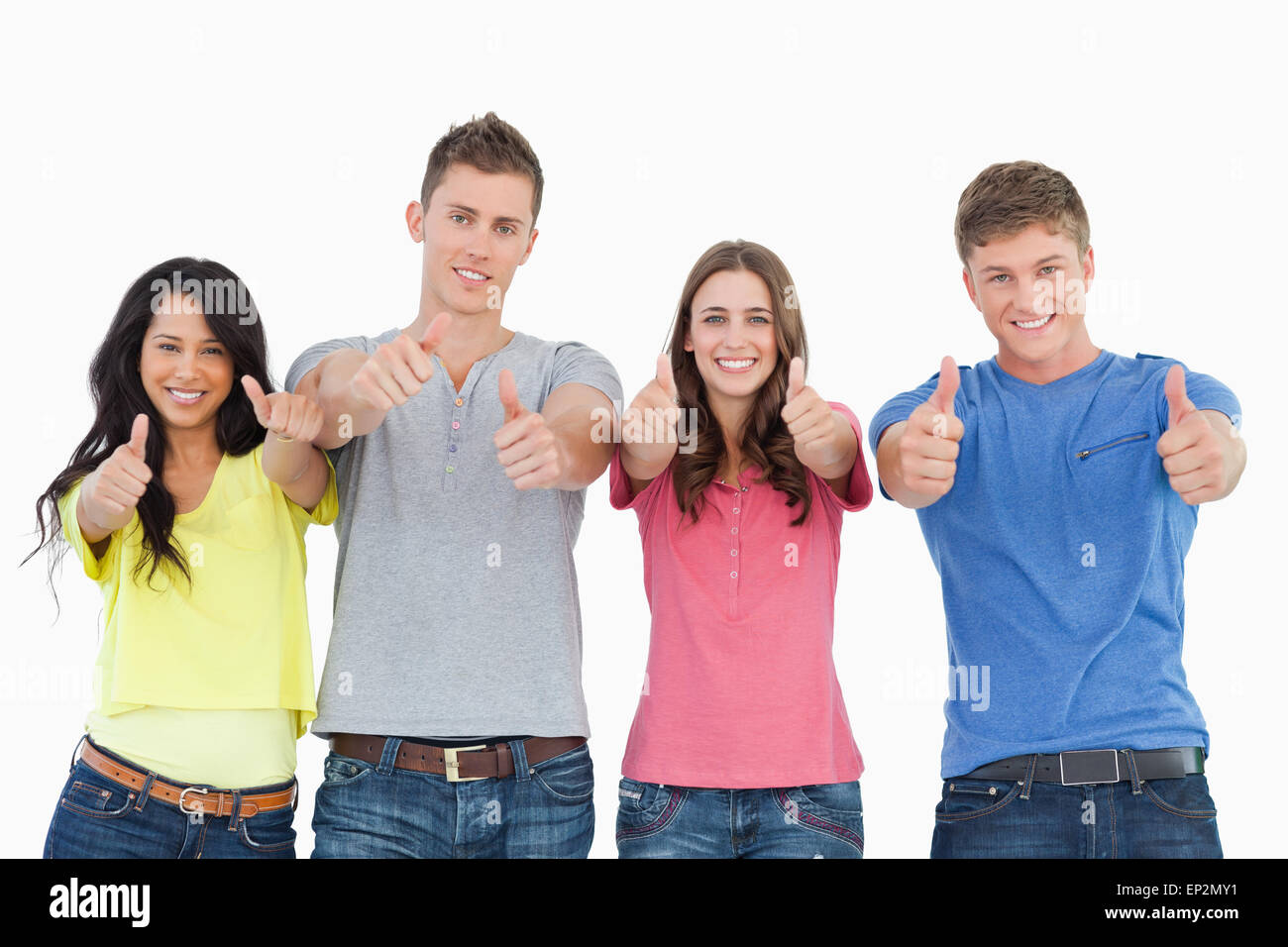 группа людей. люди гуляют. человек сидит на полу вид сверху. четырех человек в том числе. четверо друзей.