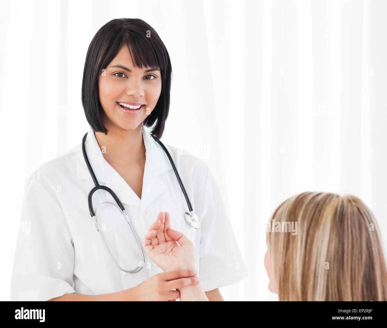 Nurse talking senior lady hi-res stock photography and images - Alamy