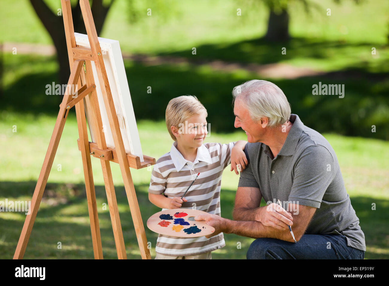 Дедушка учит внучку. Дедушка и внук. Дед учит внука. Фото дедушка учит внука. Дед с внуком на даче живопись.