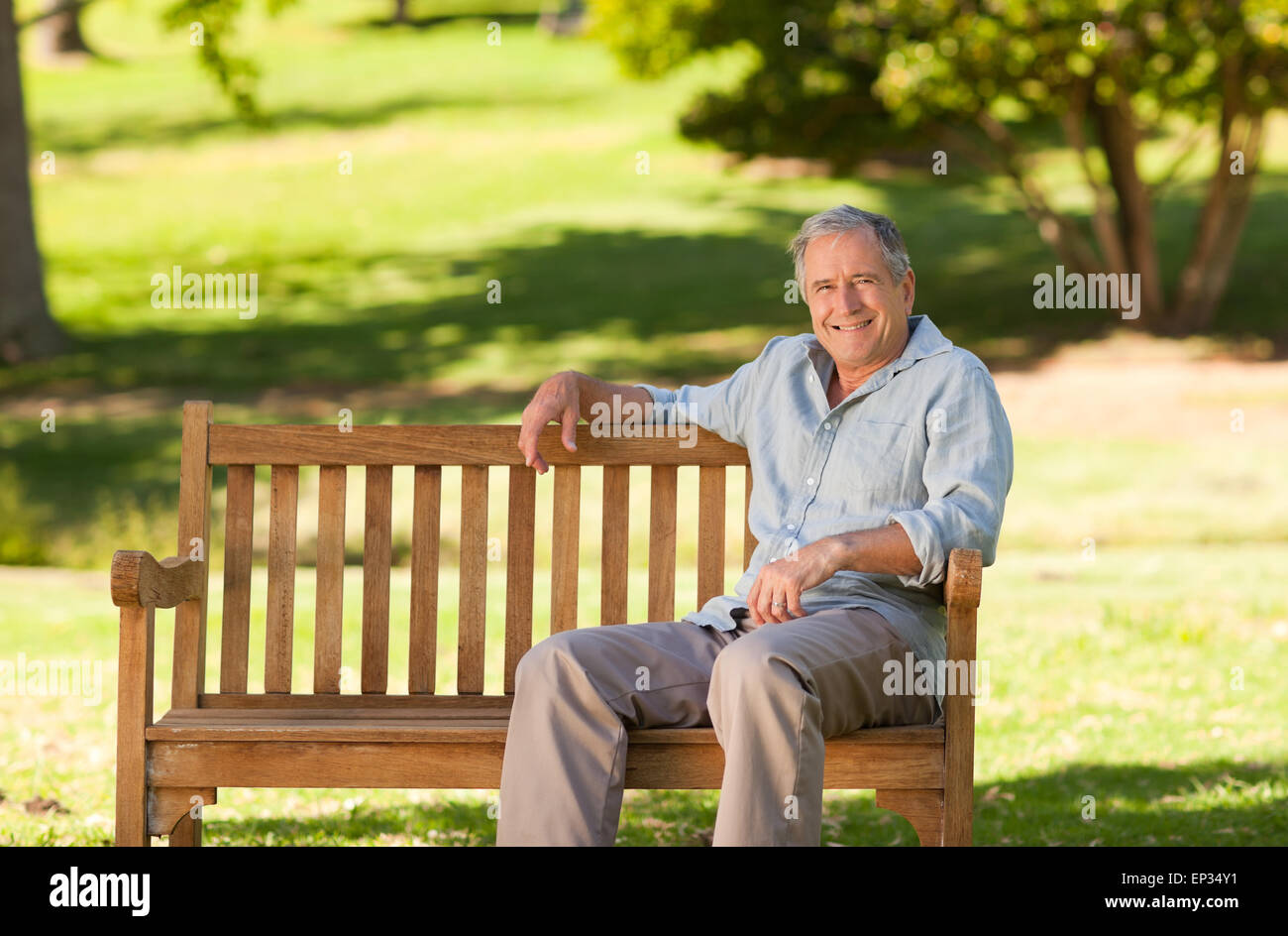 Elderly man sitting on a bench Stock Photo - Alamy