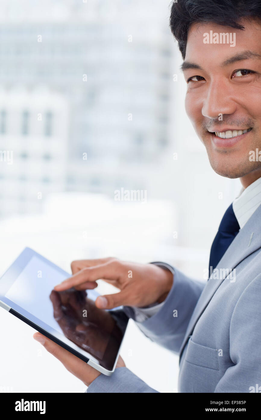 Employee using tab hi-res stock photography and images - Alamy