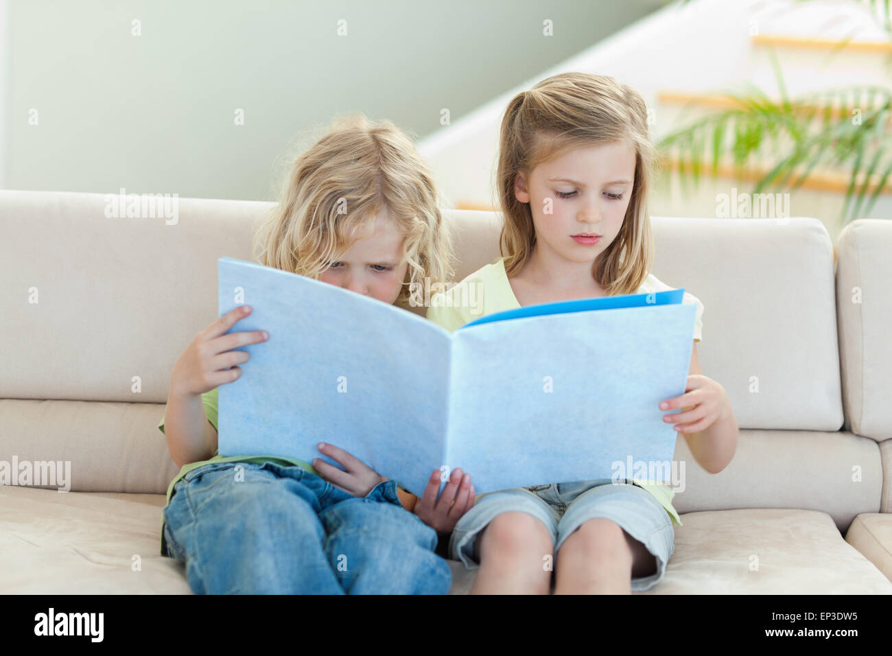 Читал с сестрой читал с ней. Чтение на диване дети. Чтение книги на диване изображения. Картинки дети читают на диване. Две сестрёнки читают книжку.