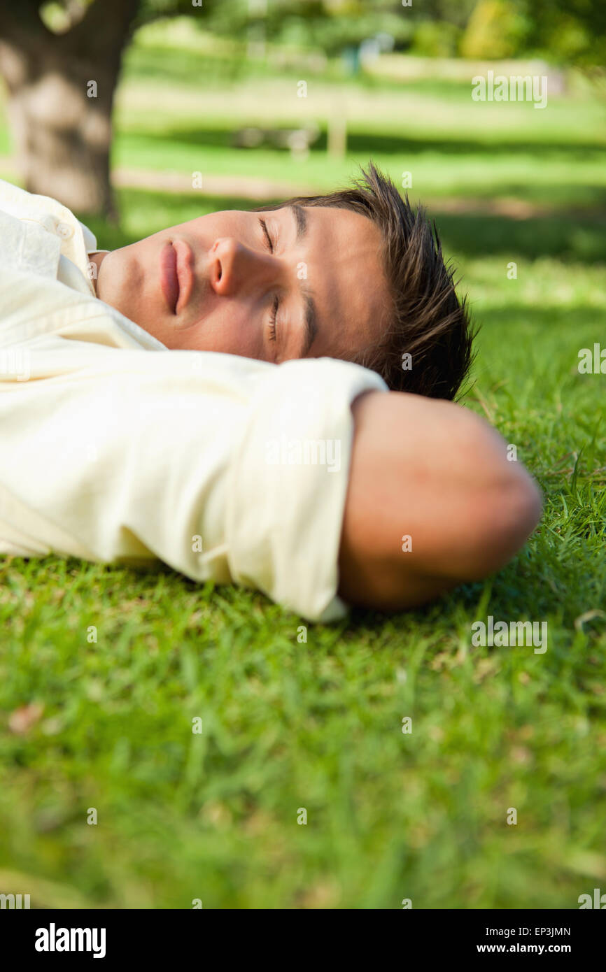 человек лежал закрытыми глазами. мужчина лежит с закрытыми глазами. человек лежал закрытыми глазами. мечтает с закрытыми глазами. мужчина лежит на траве.