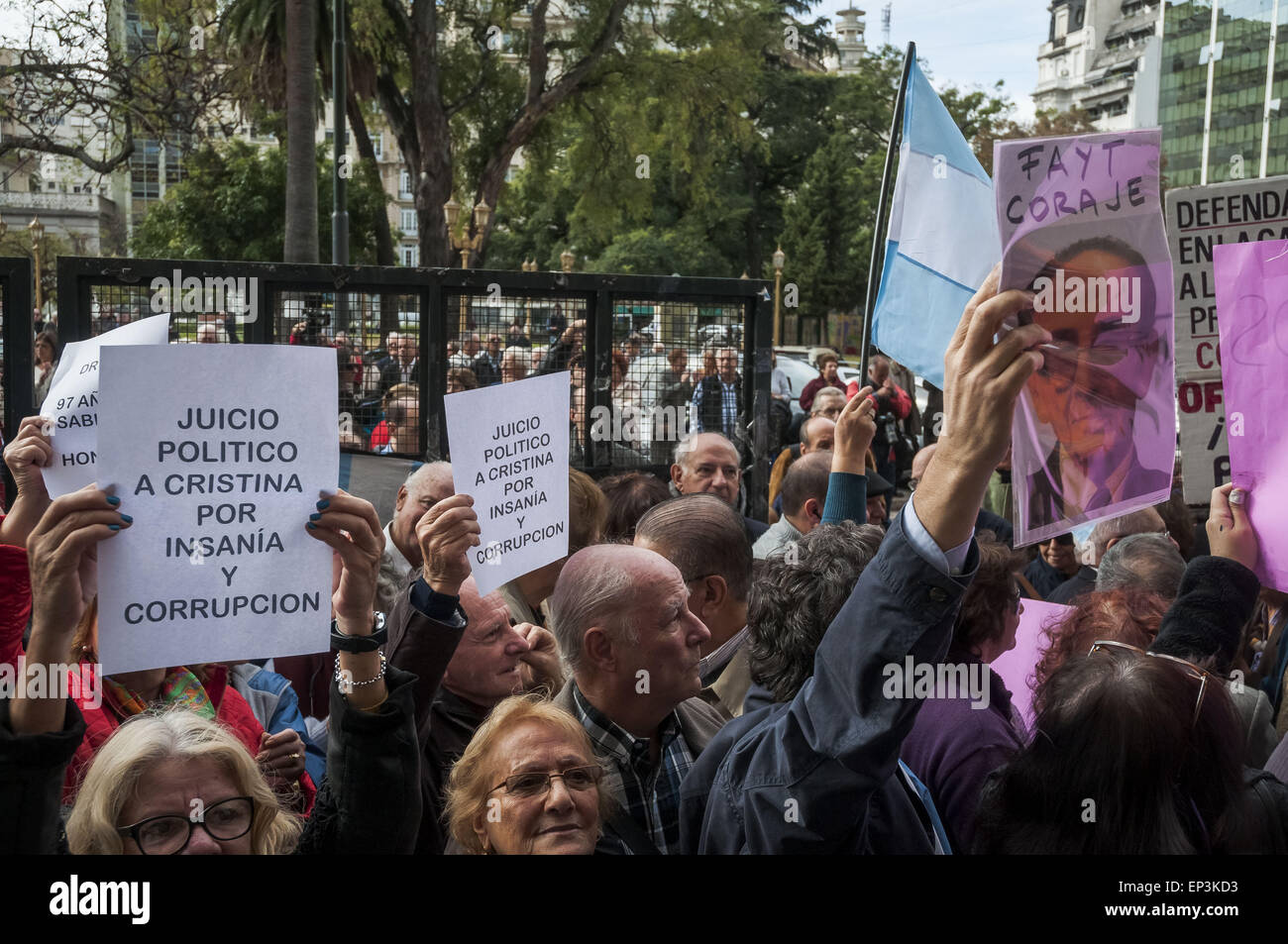 Buenos Aires, Buenos Aires, Argentina. 13th May, 2015. A demo is held in front of the Courthouse to support Supreme Court Judge Carlos Fayt (97), whose ability to continue performing his duties is being questioned by the government of President Cristina Fernandez Kirchner. Demonstrators also carried signs calling for the impeachment of the President and criticizing Chief of Cabinet Anibal Fernandez, one of the most visible critics of Judge Fayt from inside the government's ranks. © Patricio Murphy/ZUMA Wire/Alamy Live News Stock Photo