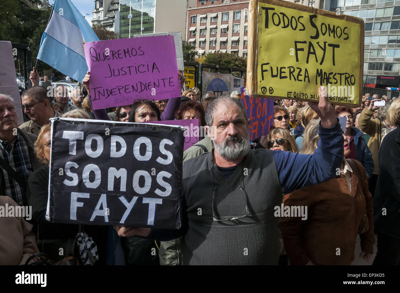 Buenos Aires, Buenos Aires, Argentina. 13th May, 2015. A demo is held in front of the Courthouse to support Supreme Court Judge Carlos Fayt (97), whose ability to continue performing his duties is being questioned by the government of President Cristina Fernandez Kirchner. Demonstrators also carried signs calling for the impeachment of the President and criticizing Chief of Cabinet Anibal Fernandez, one of the most visible critics of Judge Fayt from inside the government's ranks. © Patricio Murphy/ZUMA Wire/Alamy Live News Stock Photo