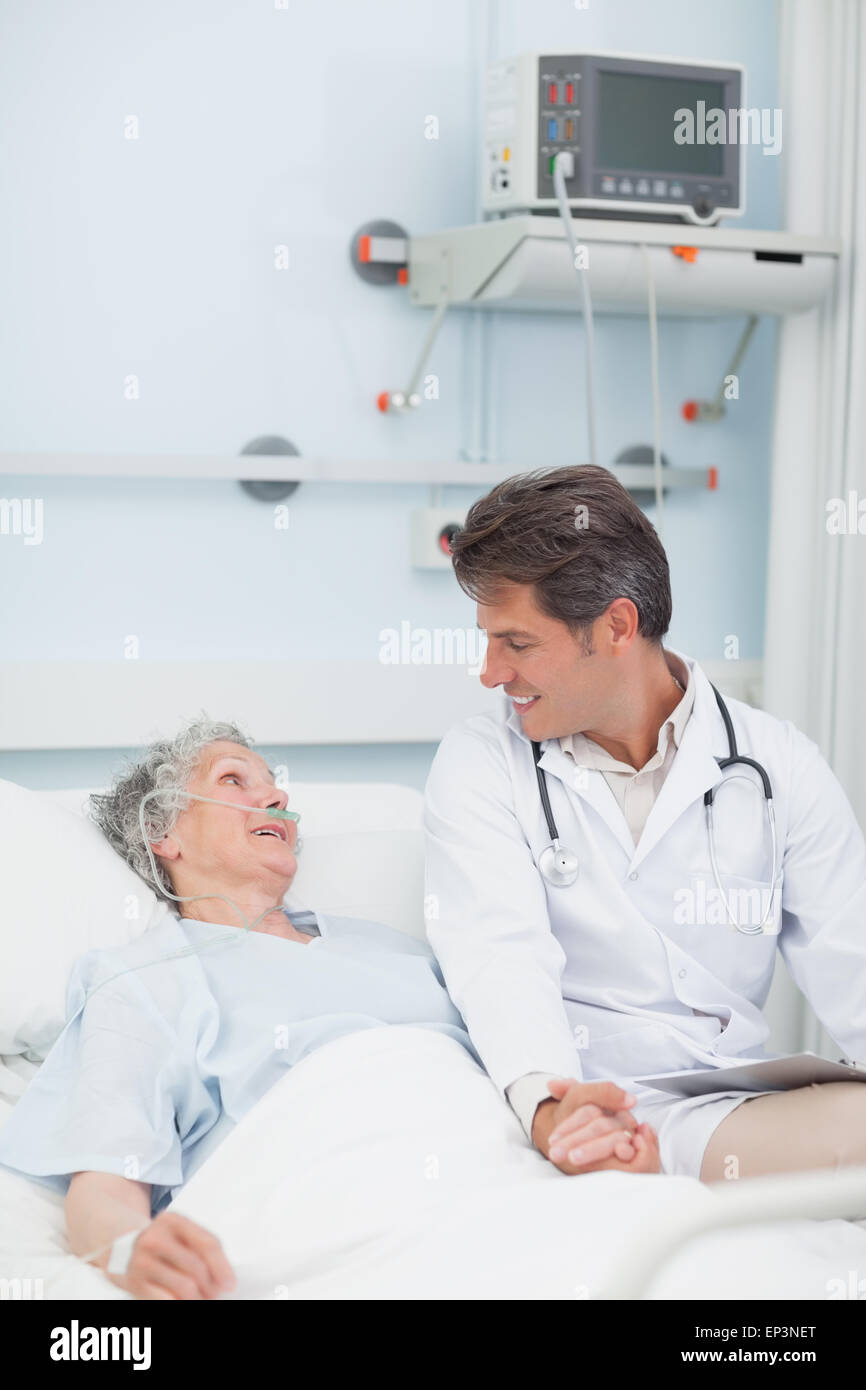 Как вызвать хирурга к лежачему больному. Беседа медсестры с пациентом. Сиделка для лежачего больного. Лежачий пациент. Лежачий пожилой.