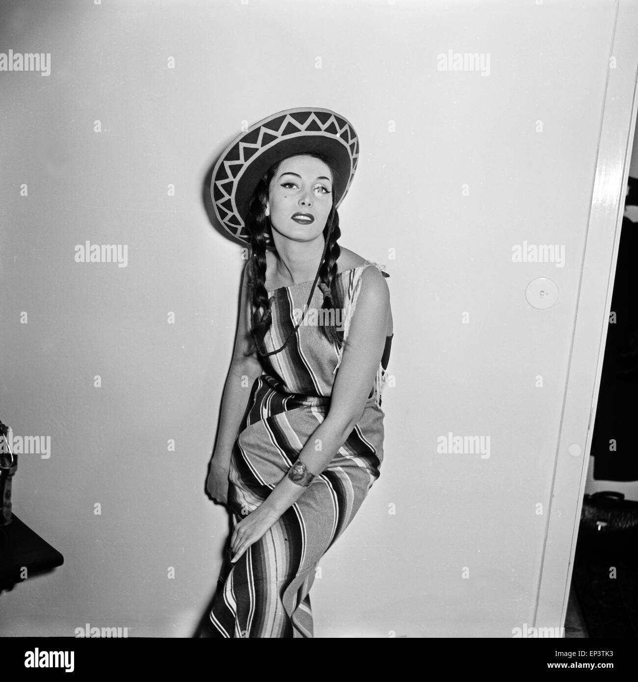 Bei einem Fotoshooting im Wohnzimmer mit Poncho und Sombrero, Deutschland 1950er Jahre. doing a promotional photo shoot wear Stock Photo