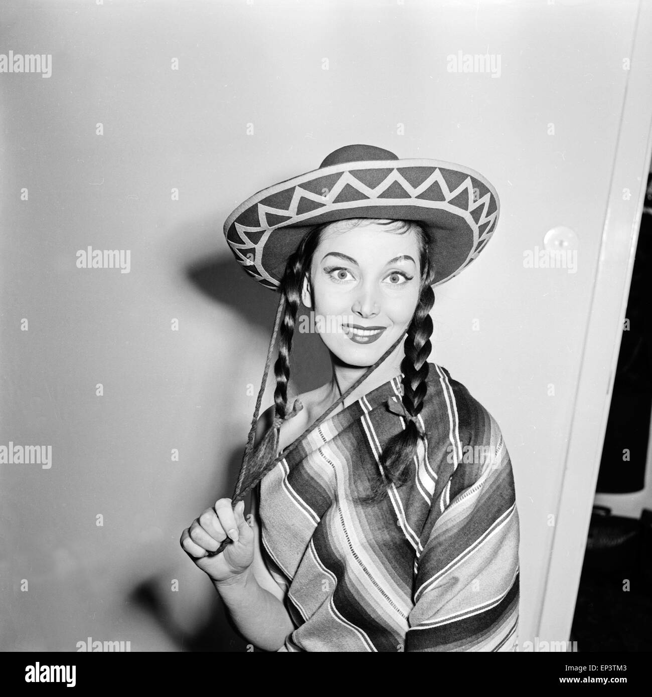 Bei einem Fotoshooting im Wohnzimmer mit Poncho und Sombrero, Deutschland 1950er Jahre. doing a promotional photo shoot wear Stock Photo
