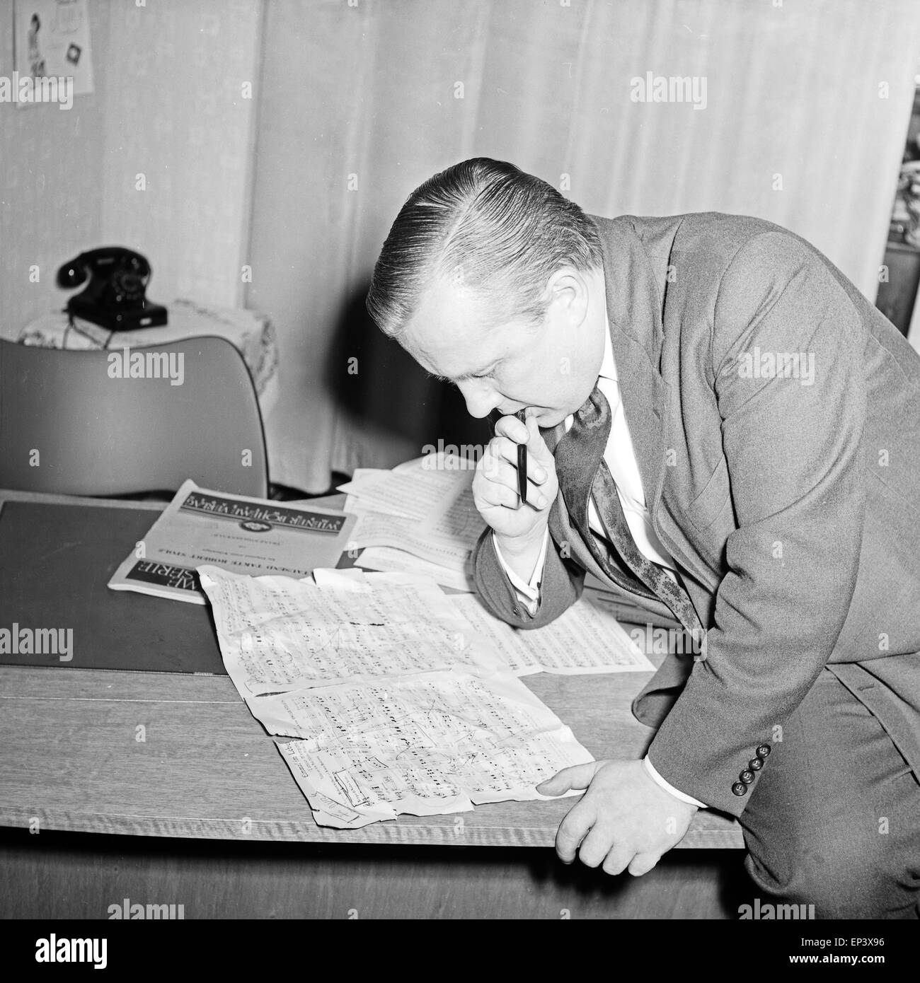 Ein Komponist des NDR versucht das beste Arrangement für ein Musikstück zu erstellen in Hamburg, Deutschland 1950er Jahre. A com Stock Photo