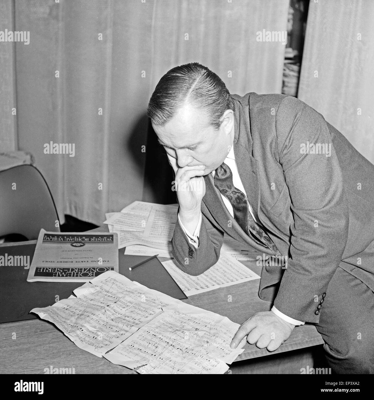 Ein Komponist des NDR versucht das beste Arrangement für ein Musikstück zu erstellen in Hamburg, Deutschland 1950er Jahre. A com Stock Photo