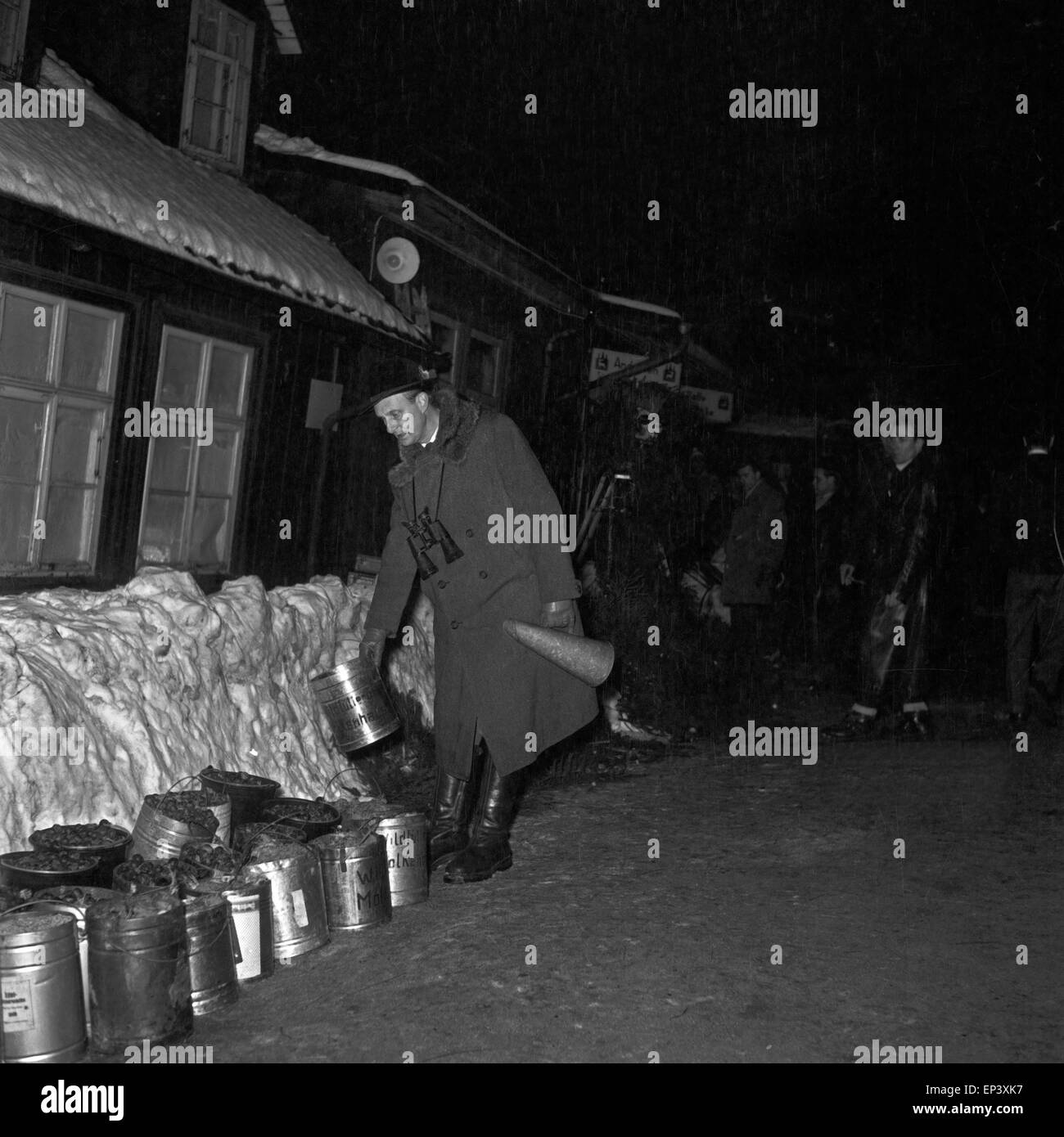 Eine Gruppe von Mitarbeitern des NDR vor dem Molkenhaus in Bad Harzburg geht zur Wildfütterung, Deutschland 1950er Jahre. A grou Stock Photo