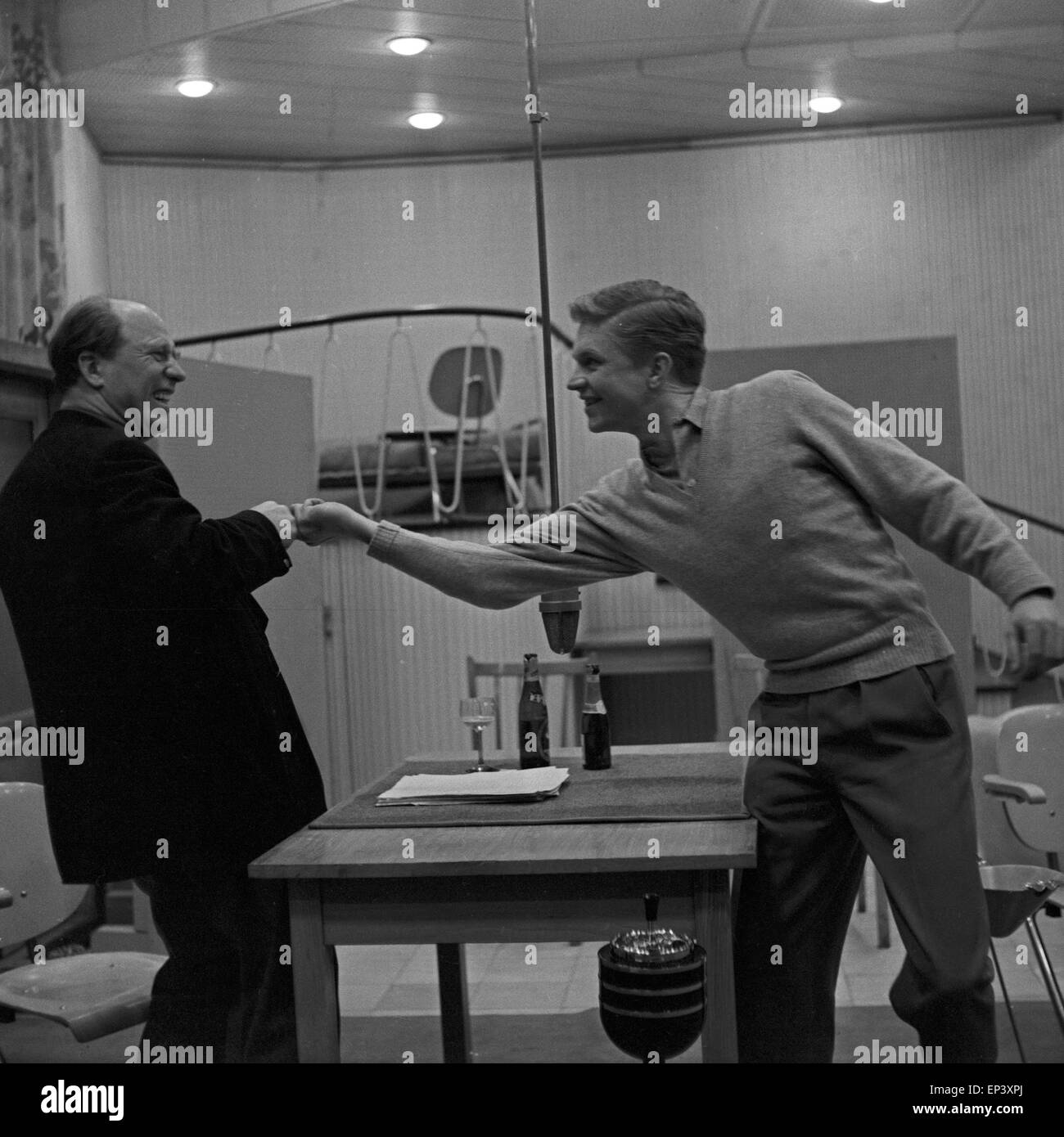 Beiden deutschen Schauspieler Hardy Krüger und Werner Hinz bei einer Hörspielproduktion in Hamburg, Deutschland 1950er Jahre Stock Photo
