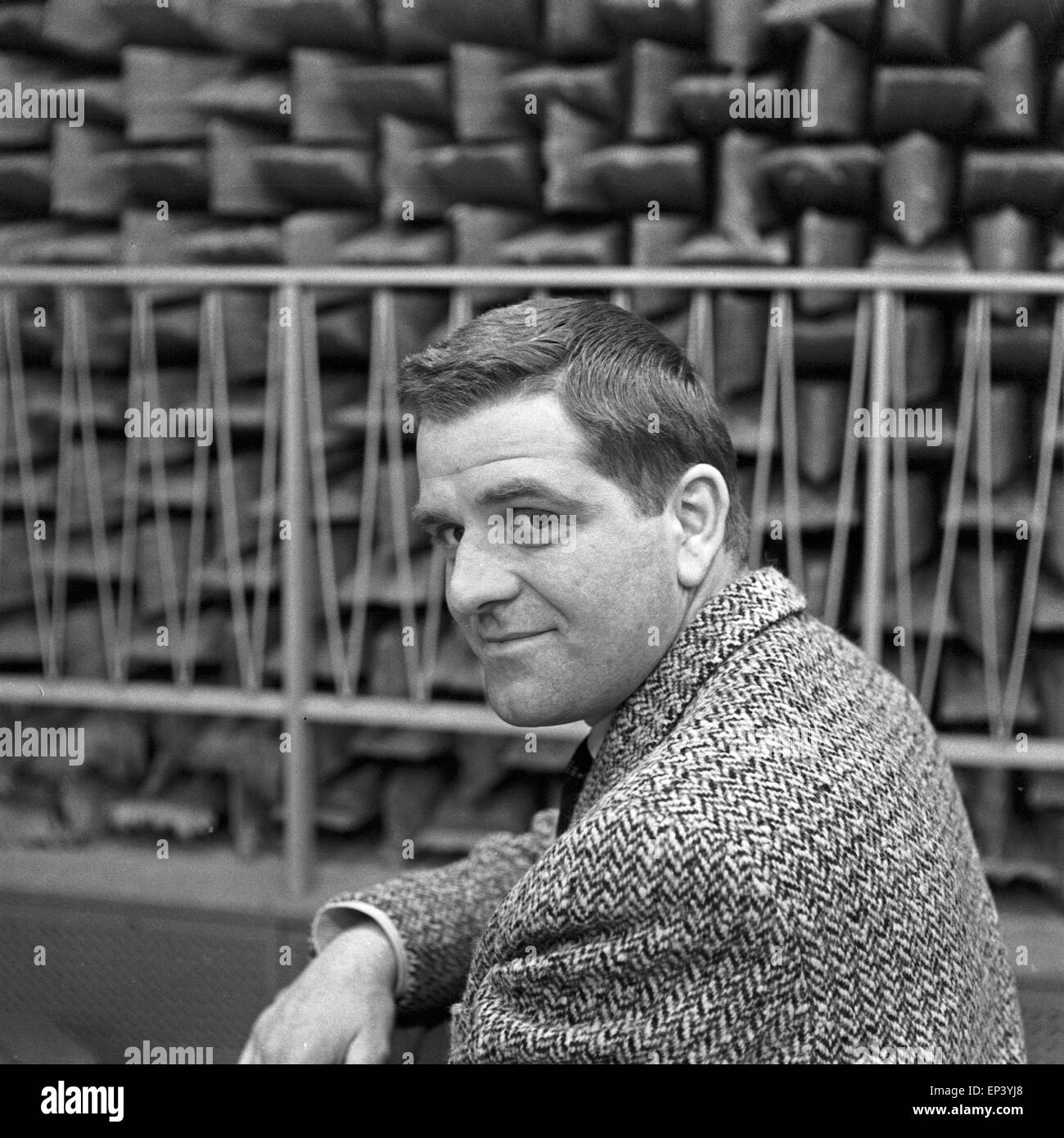 Deutscher Schauspieler Werner Schumacher in einer Hörspielproduktion des NDR in Hamburg, Deutschland 1950er Jahre. German act Stock Photo