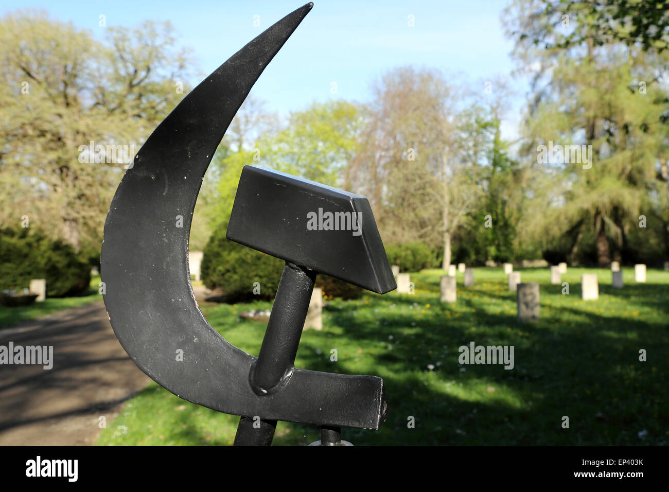 A hammer and sickle plus graves in the Soviet cemetery in the Park an der  Ilm at Weimar, Germany. The cemetery holds Red Army so Stock Photo - Alamy