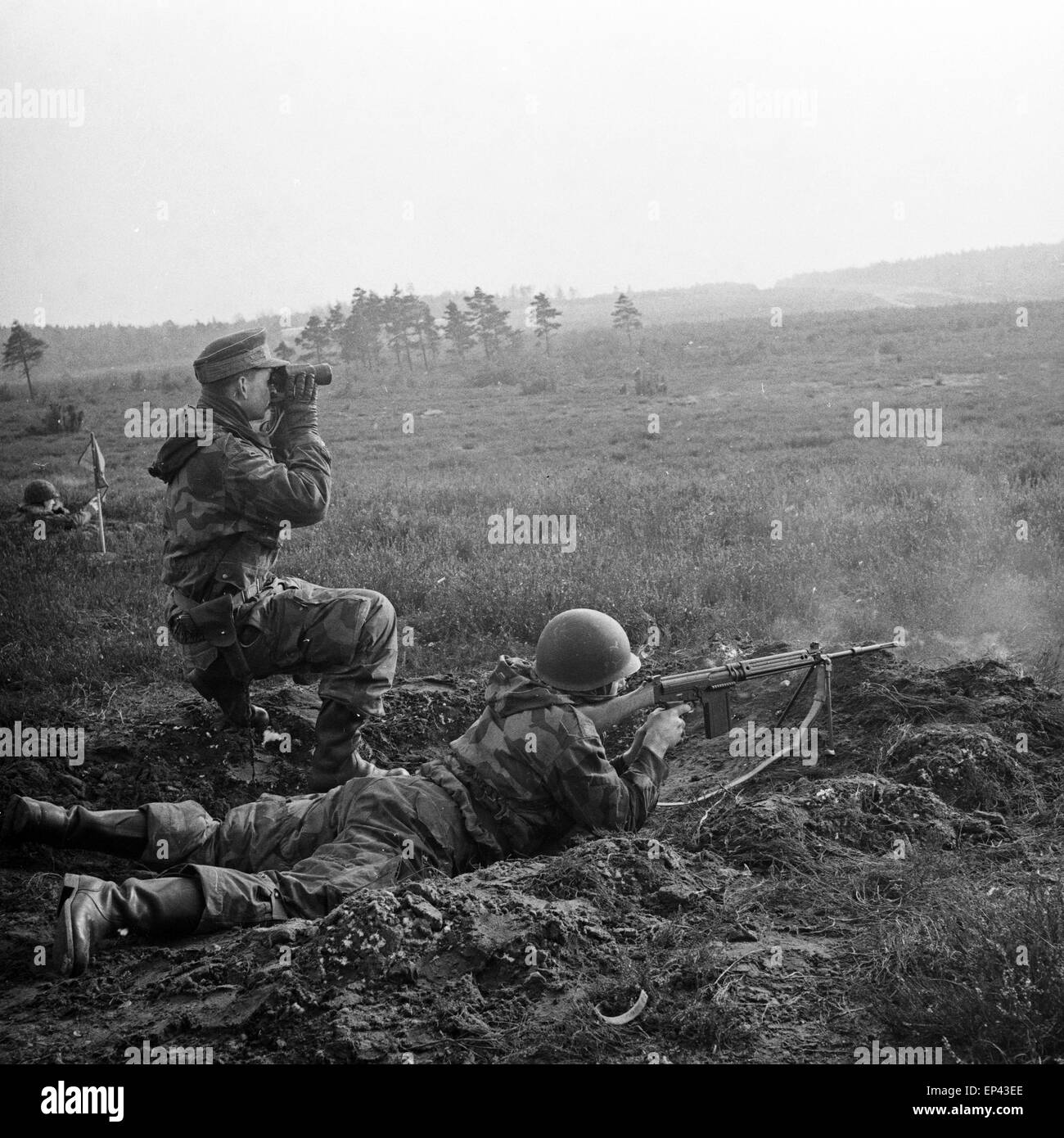Soldaten der Bundeswehr beim Übungsschießen mit dem Gewehr auf dem Truppenübungsplatz, Deutschland 1950er Jahre. Soldiers of the Stock Photo