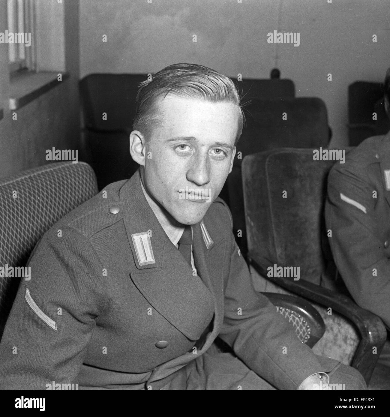 Porträt eines Soldaten im Mannschaftsdienst im Rang eines Gefreiten der Bundeswehr, Deutschland 1950er Jahre. Portrait of a sold Stock Photo