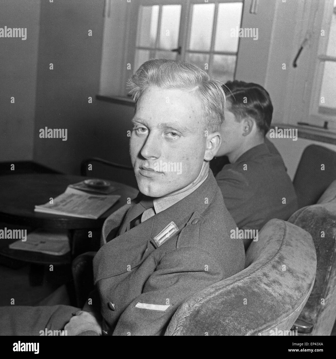 Porträt eines Soldaten im Mannschaftsdienst im Rang eines Gefreiten der Bundeswehr, Deutschland 1950er Jahre. Portrait of a sold Stock Photo