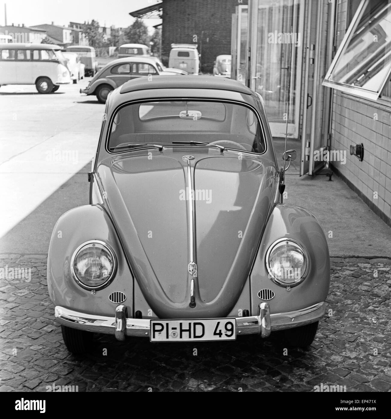 Frontansicht eines VW Käfer auf dem Hof einer Autohandlung in Hamburg, Deutschland 1950er Jahre. Front view of a Volkswagen beet Stock Photo