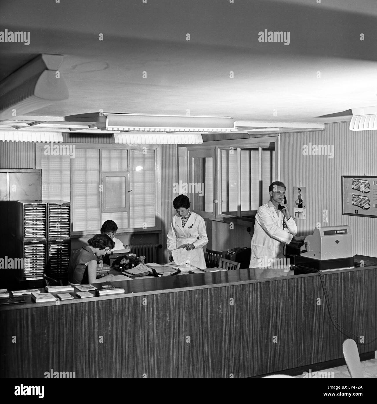 Mitarbeiter in einem VW Autohaus in Hamburg, Deutschland 1950er Jahre