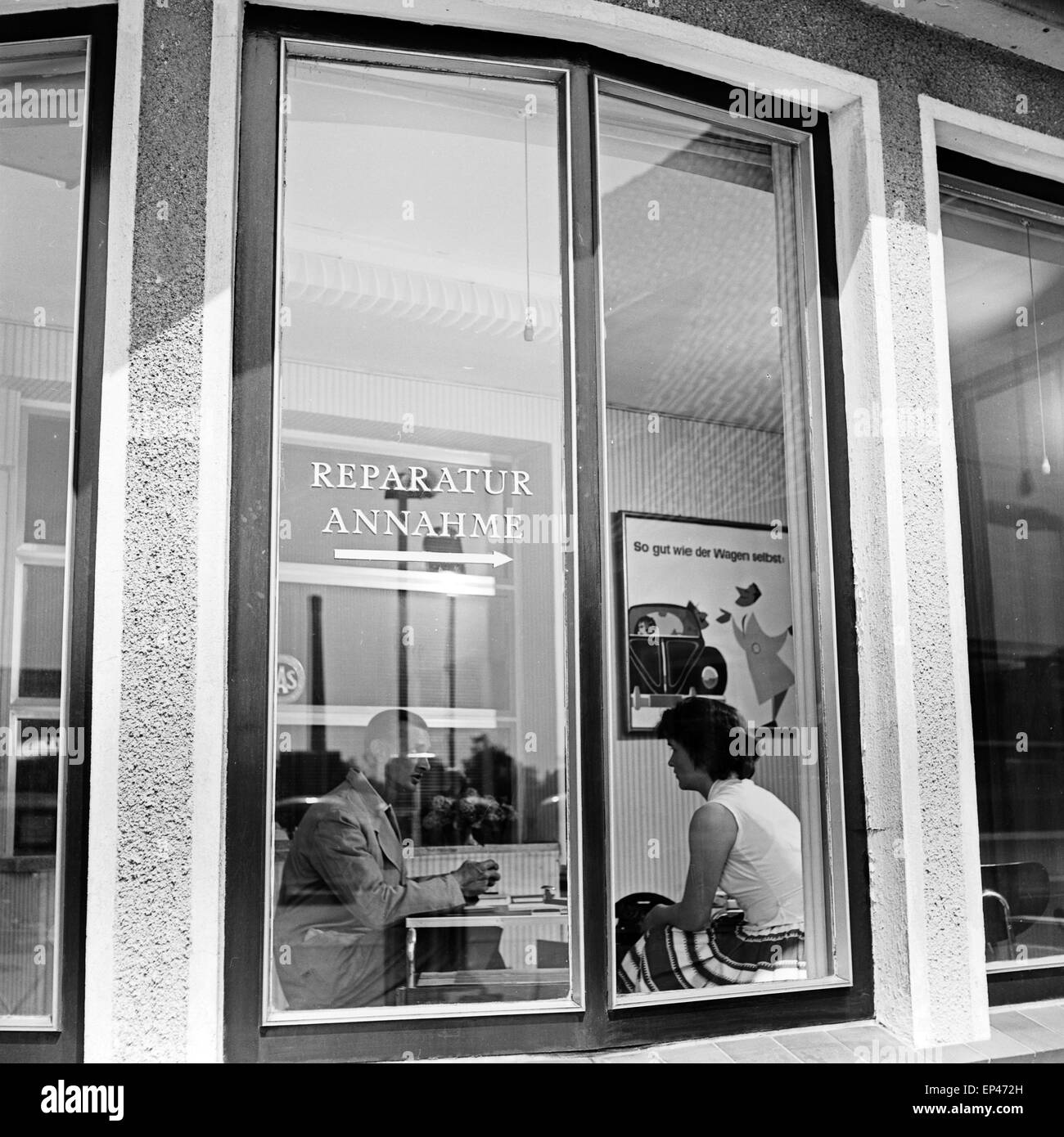 Eine Frau sitzt in der Reparaturannahme in einem VW Autohaus in Hamburg, Deutschland 1950er Jahre. A woman sitting in the servic Stock Photo