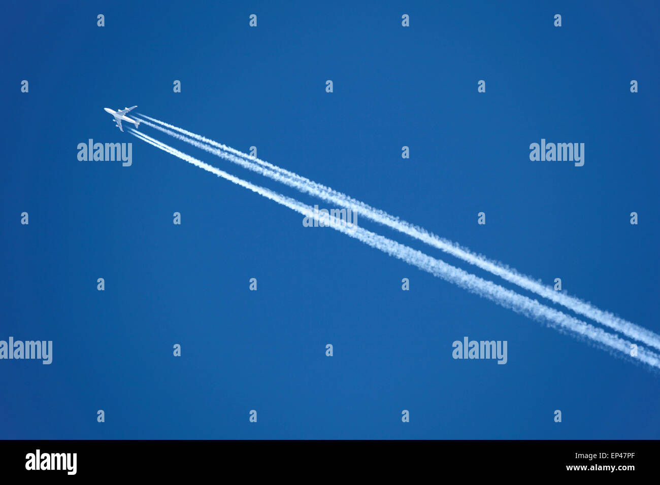 Flugzeug am Himmel Stock Photo