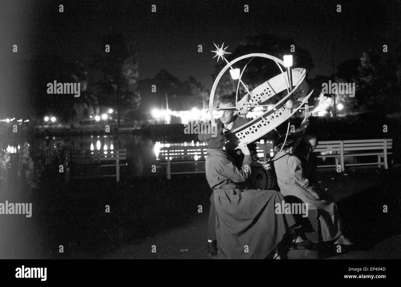 Bei Nacht an der Sonnenuhr im Park Planten un Blomen in Hamburg, Deutschland 1950er Jahre. By night at the sundial at Planten un Stock Photo
