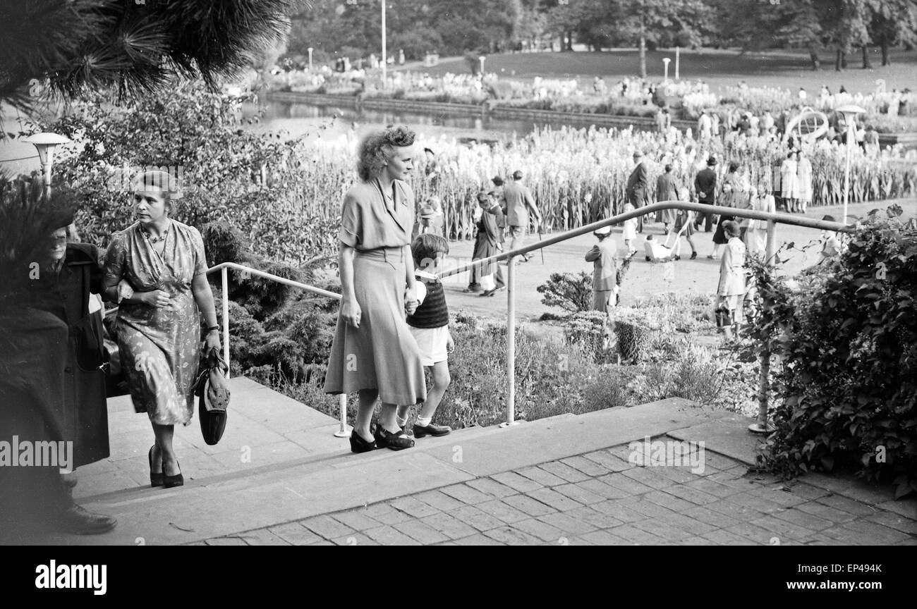 Besucher an der Sonnenuhr im Park Planten un Blomen in Hamburg, Deutschland 1950er Jahre. Visitors at the sundial at Planten un Stock Photo
