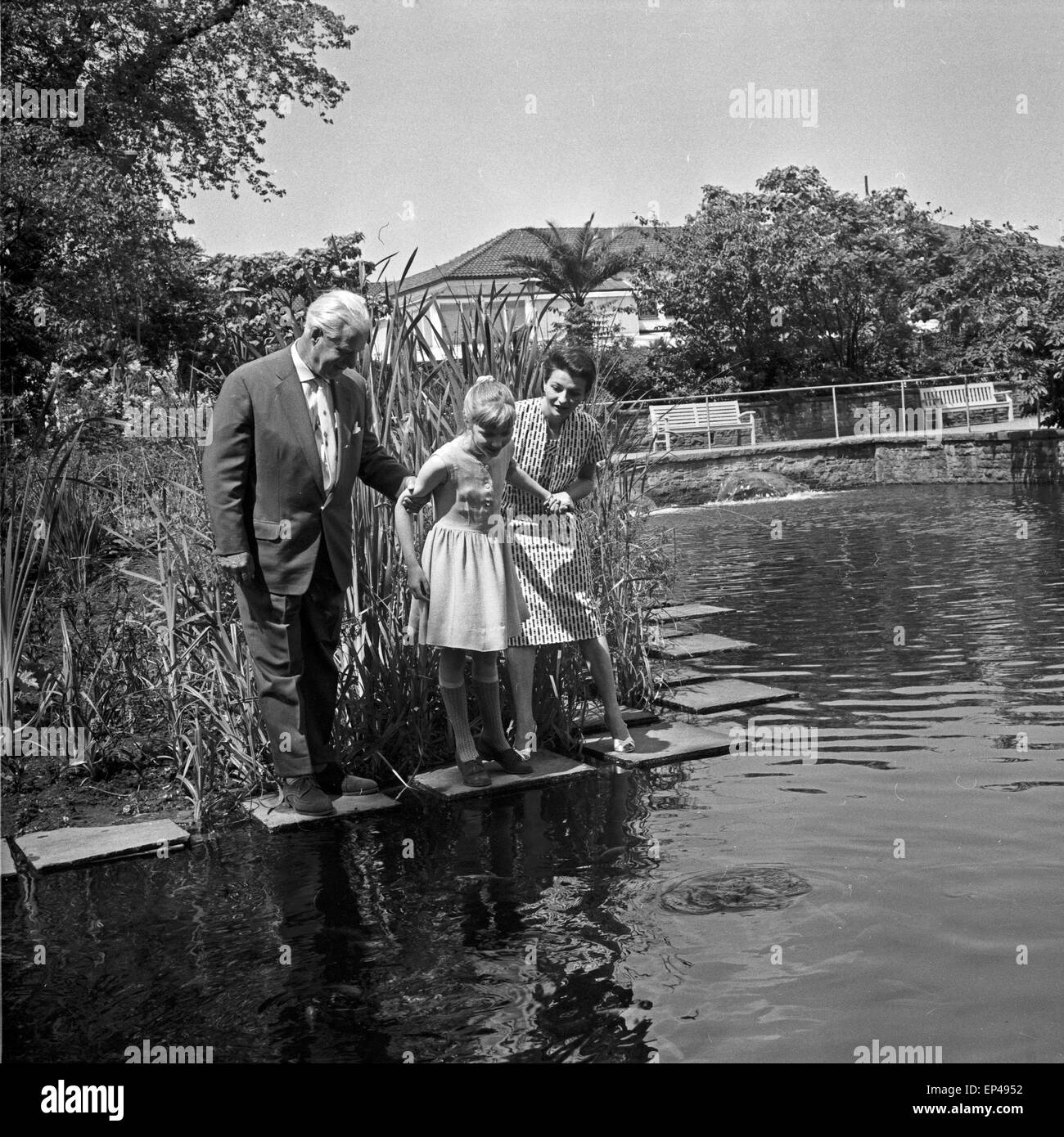 Programmsprecherin Irene Koss mit einem Berliner Ferienkind im Park Planten un Blomen in Hamburg, Deutschland 1950er Jahre. Stock Photo