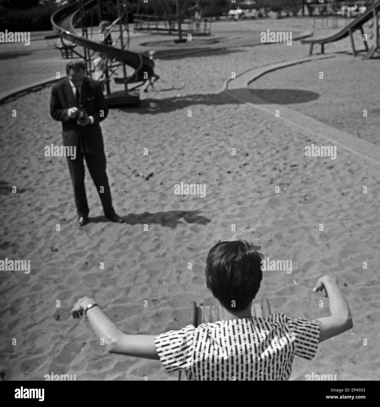 Programmsprecherin Irene Koss auf der Rutsche vom Spielplatz im Park Planten un Blomen in Hamburg, Deutschland 1950er Jahre. Stock Photo