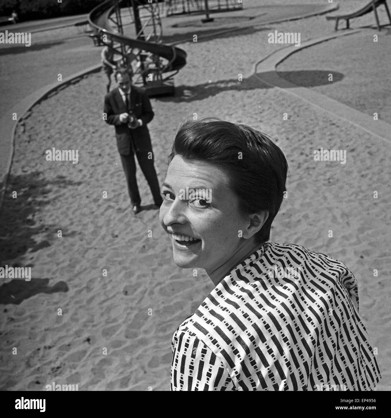 Programmsprecherin Irene Koss auf der Rutsche vom Spielplatz im Park Planten un Blomen in Hamburg, Deutschland 1950er Jahre. Stock Photo