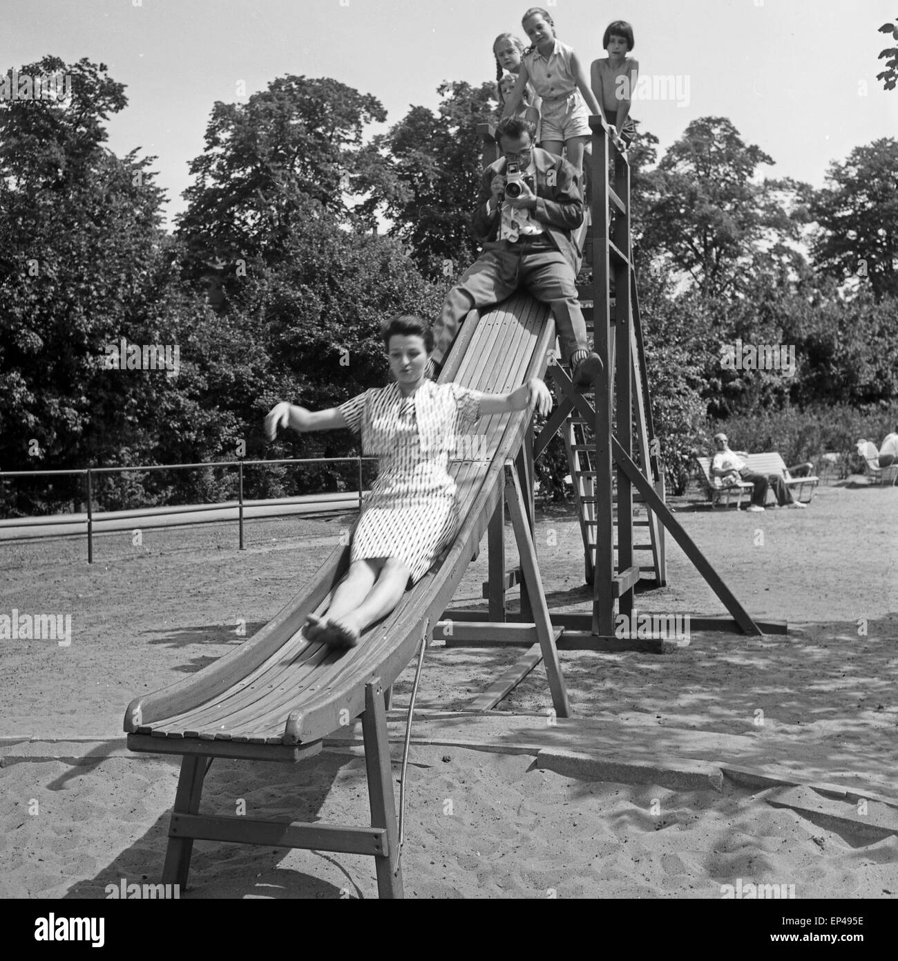 Programmsprecherin Irene Koss auf der Rutsche vom Spielplatz im Park Planten un Blomen in Hamburg, Deutschland 1950er Jahre. Stock Photo