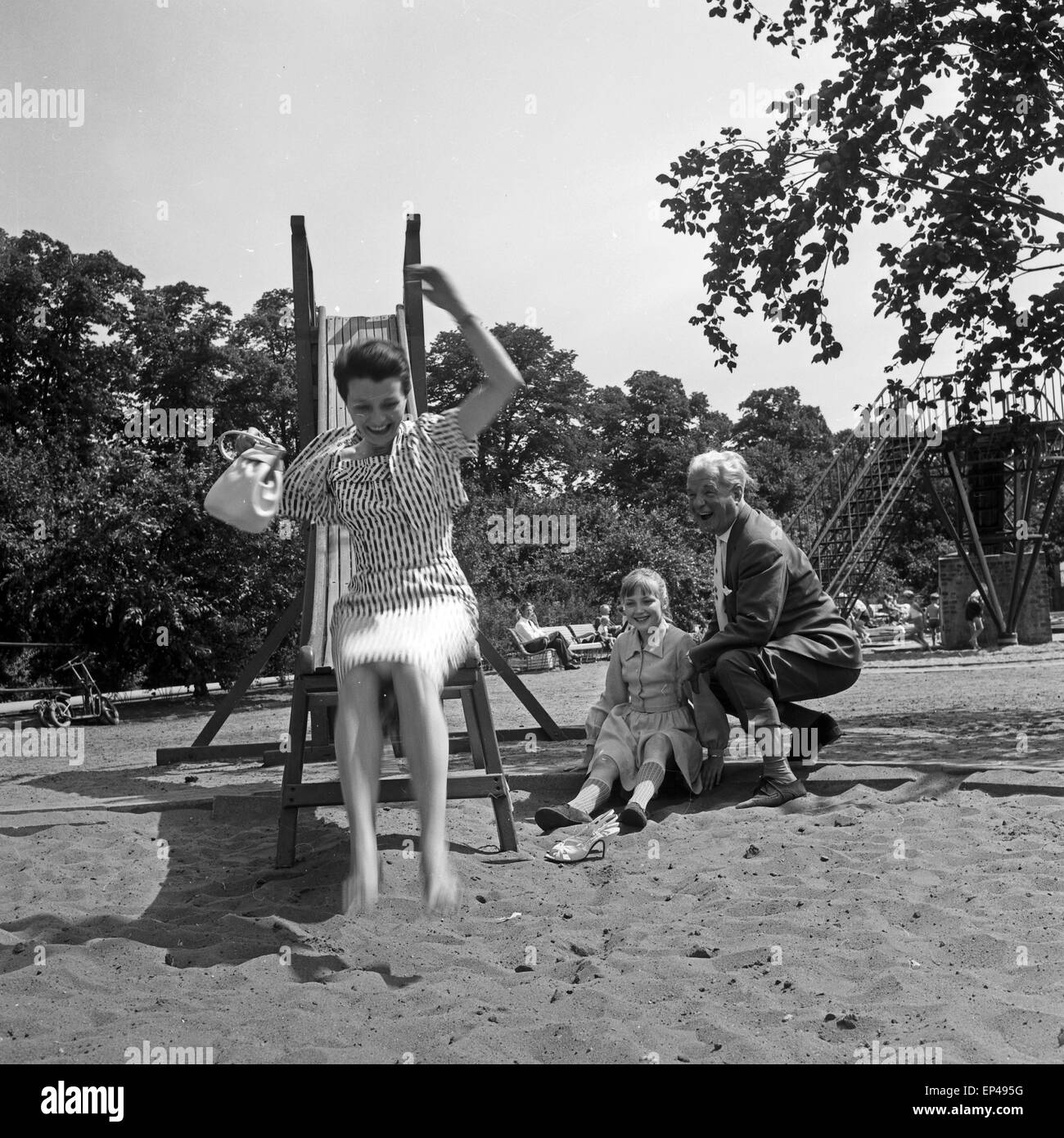 Programmsprecherin Irene Koss auf der Rutsche vom Spielplatz im Park Planten un Blomen in Hamburg, Deutschland 1950er Jahre. Stock Photo