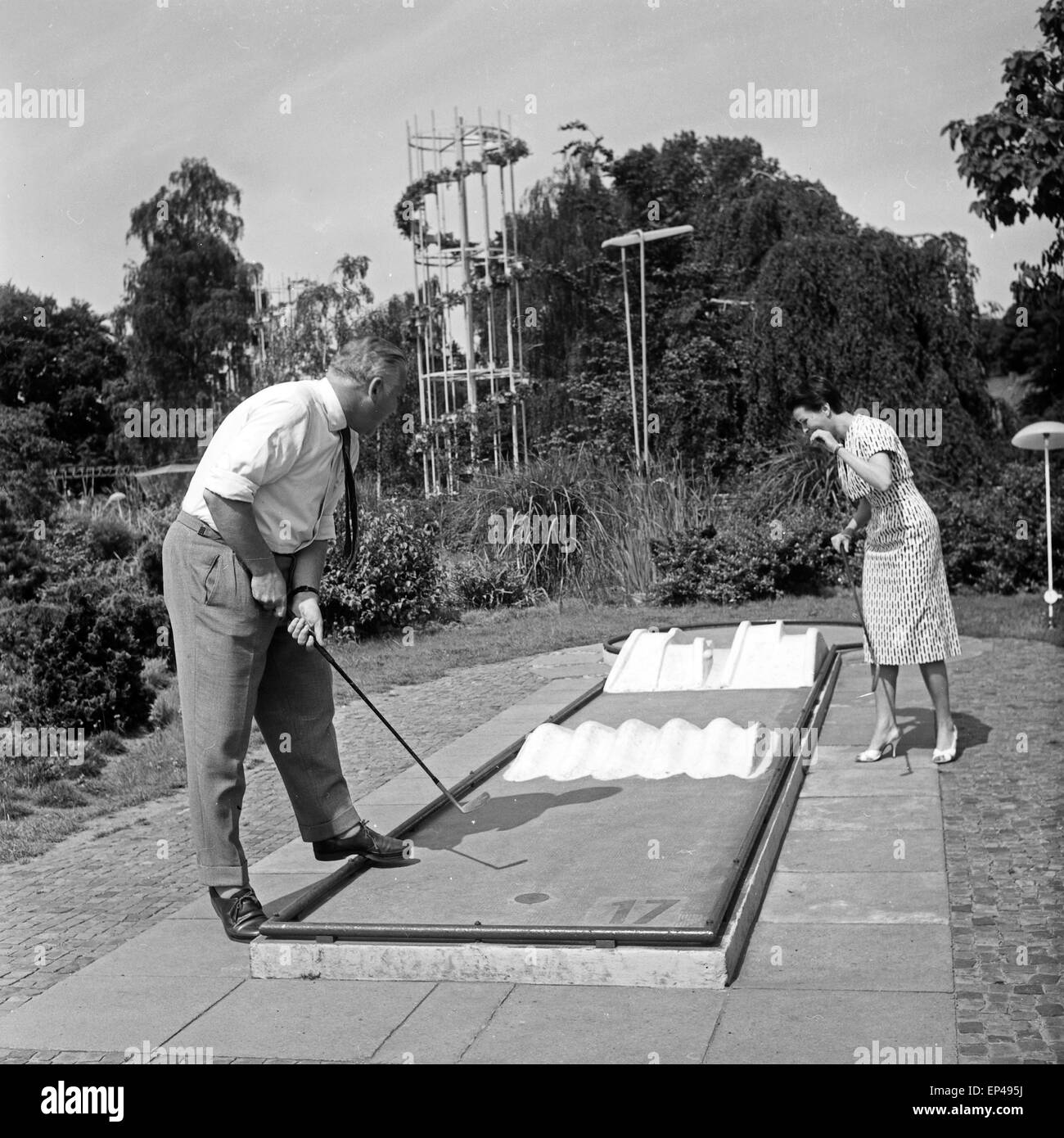 Programmsprecherin Irene Koss beim Minigolf im Park Planten un Blomen in Hamburg, Deutschland 1950er Jahre. German televisio Stock Photo