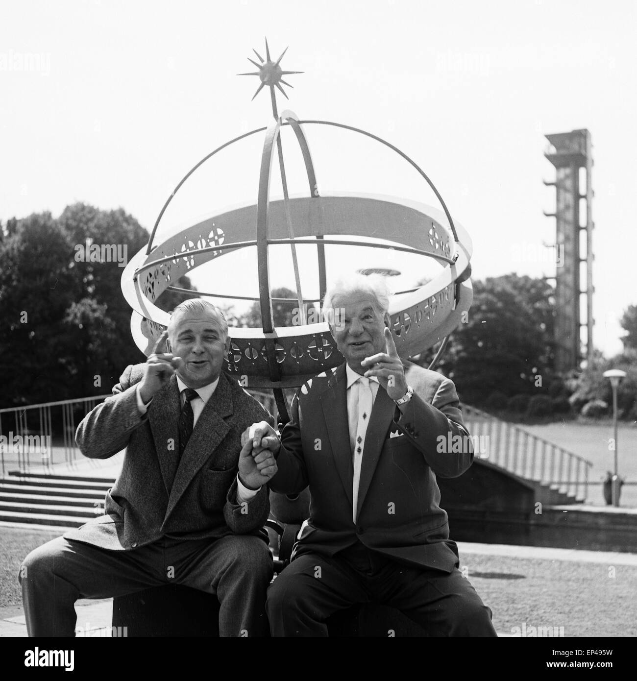 Besucher an der Sonnenuhr im Park Planten un Blomen in Hamburg, Deutschland 1950er Jahre. Visitors at the sundial at Planten un Stock Photo