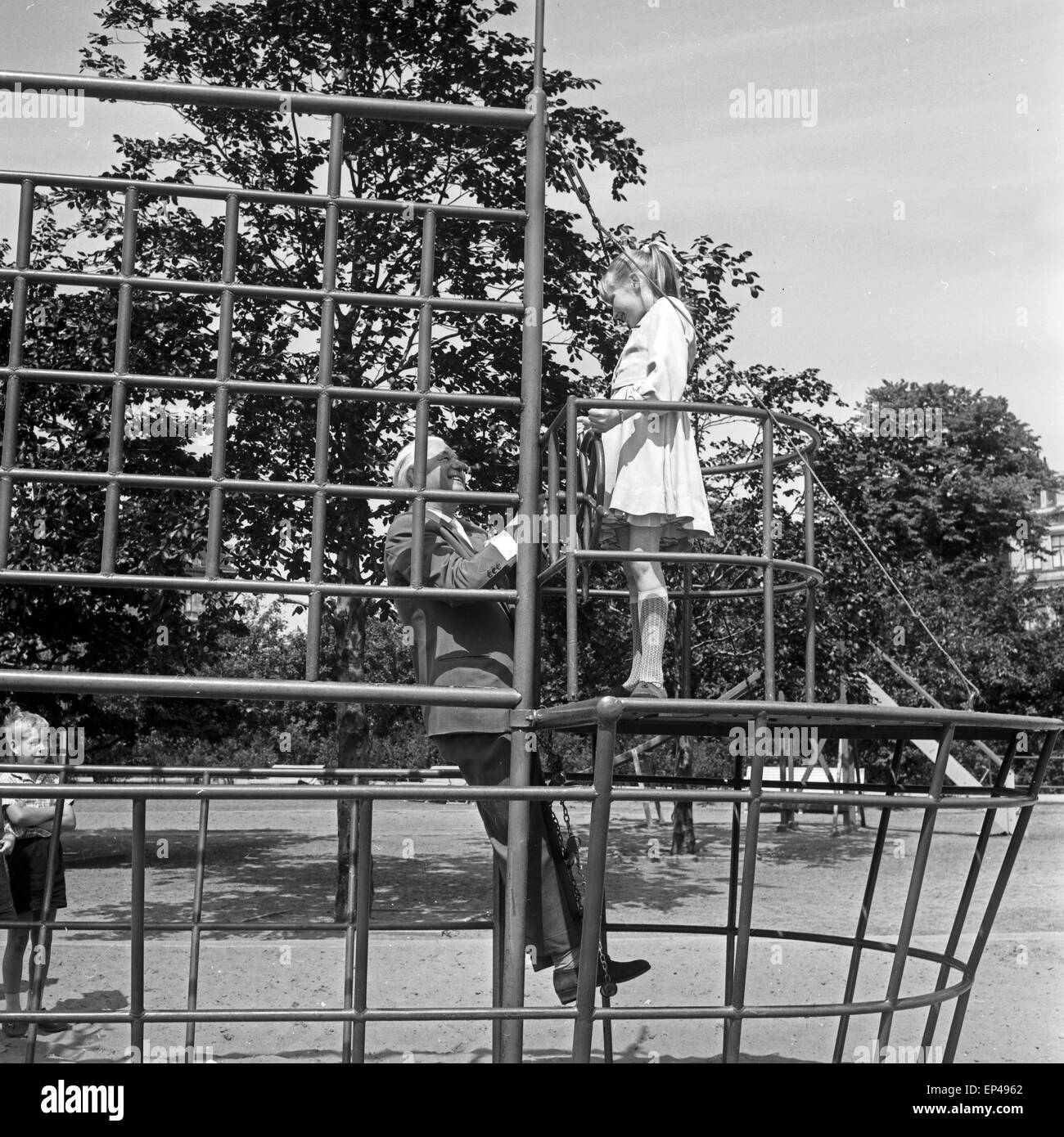 Auf dem Spielplatz im Park Planten un Blomen in Hamburg, Deutschland 1950er Jahre. On the playground at Planten un Blomen public Stock Photo