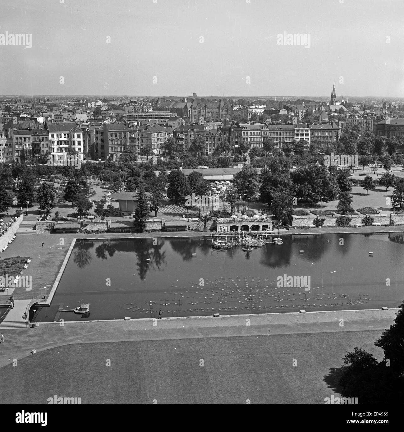 Blick vom Philipsturm im Park Planten un Blomen auf Hamburg, Deutschland 1950er Jahre. View from Philipsturm tower at Planten un Stock Photo