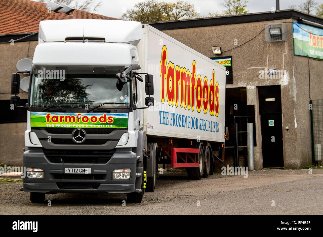 Farmfoods articulated Lorry delivering products to their small Farmfoods Retail Store along MacAlpine Road in Dundee, UK Stock Photo