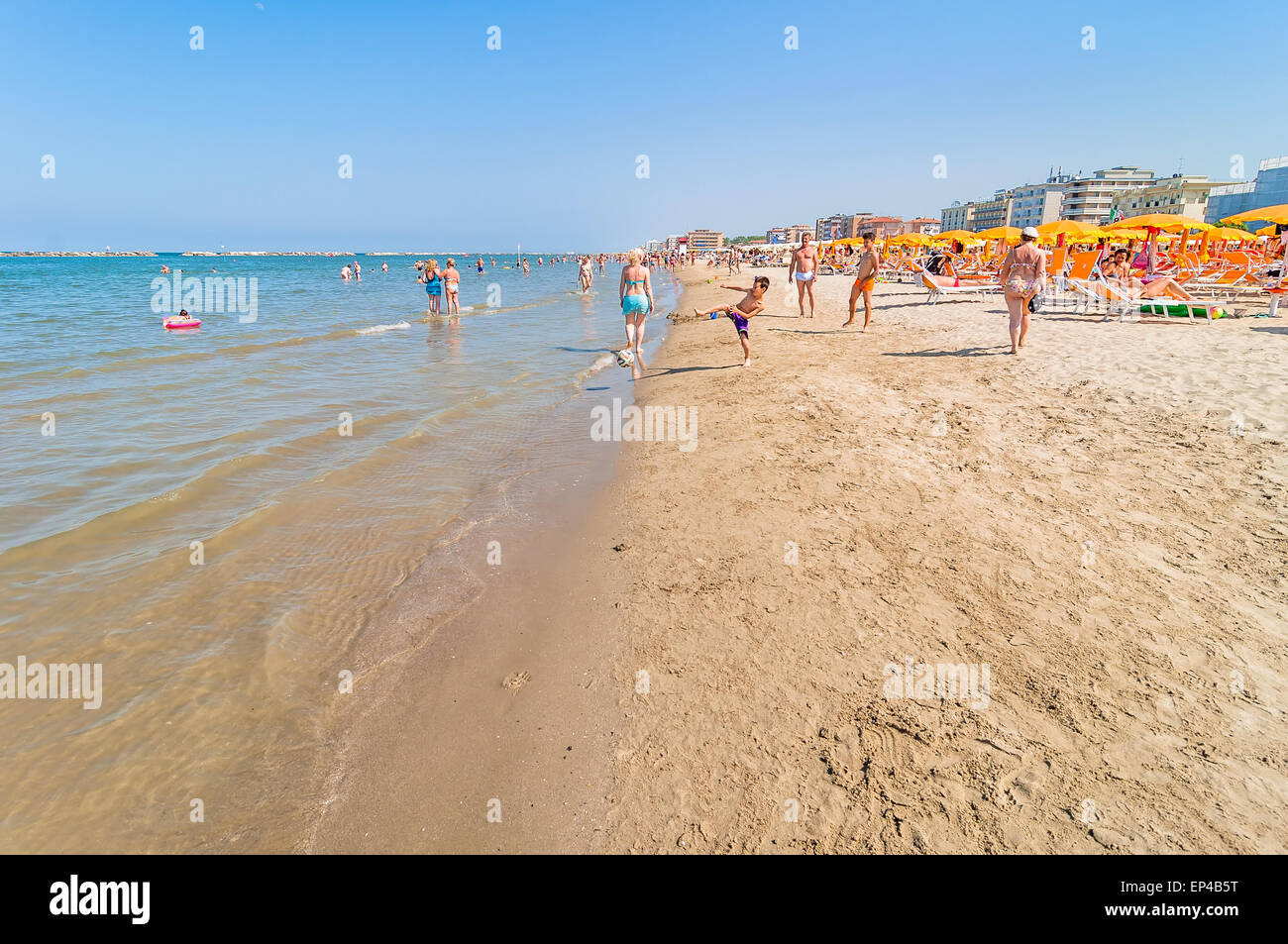 CERVIA, ITALY - June 7, 2014: crowd of people on the beach in Cervia,  Emilia Romagna, Italy Stock Photo - Alamy, image size:1300x953