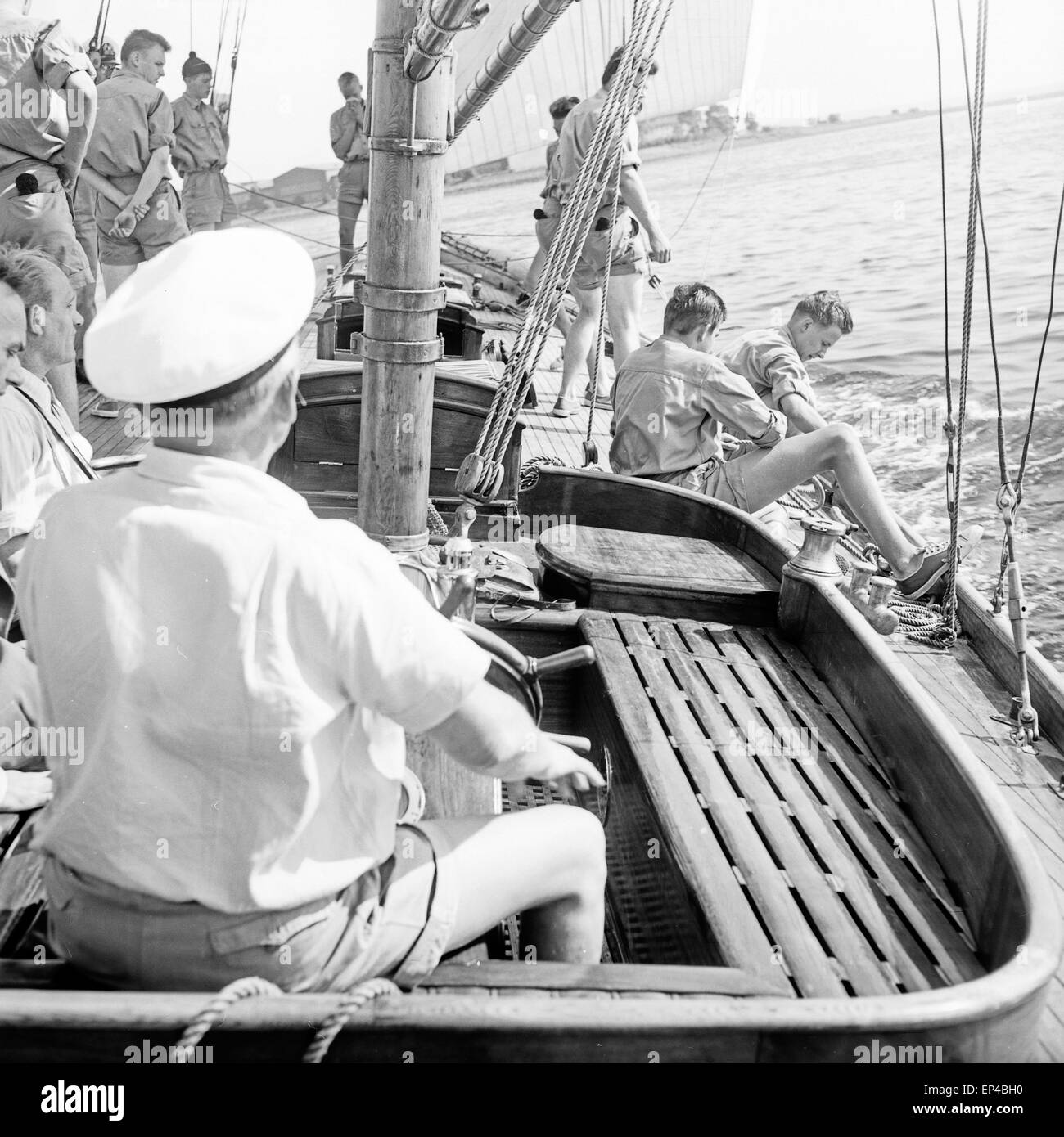 Schüler üben auf dem Ausbildungsschiff der Seemannsschule Falkenstein in Hamburg Blankenese, Deutschland 1950er Jahre. Pupils ex Stock Photo