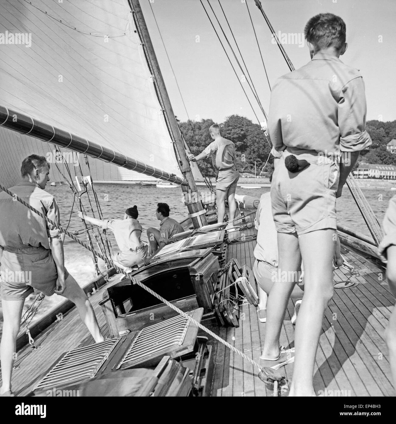 Schüler üben auf dem Ausbildungsschiff der Seemannsschule Falkenstein in Hamburg Blankenese, Deutschland 1950er Jahre. Pupils ex Stock Photo